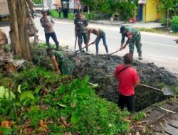 Koramil 1013-01/Gunung Timang Bersama Warga Gotong Royong Bersihkan Selokan