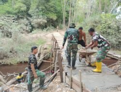 Koramil 1013-07/Murung Bantu Bangun Jembatan Warga