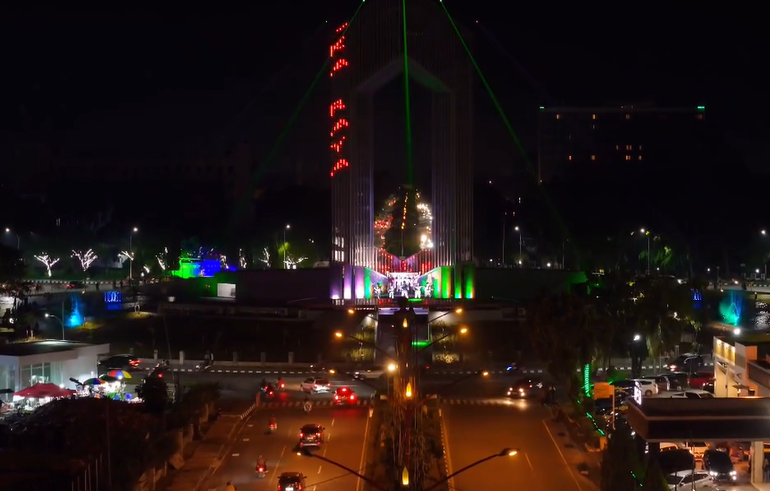 Suasana bundaran besar Palangka Raya di Malam Hari