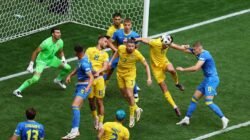 Para pemain saat melakukan perebutan bola di laga Rumania vs Ukraina, Senin (17/6/2024) malam WIB