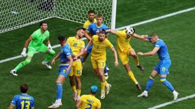 Para pemain saat melakukan perebutan bola di laga Rumania vs Ukraina, Senin (17/6/2024) malam WIB