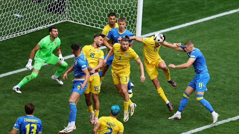 Para pemain saat melakukan perebutan bola di laga Rumania vs Ukraina, Senin (17/6/2024) malam WIB