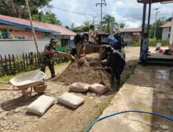 Hadir ditengah Masyarakat Koramil 1013-09 Permata Intan Bersama Warga Gotong Royong Lakukan Pengerasan Jalan