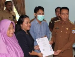 Tekan Stunting, Pj Bupati Mura Serahkan Sertifikat Elsimil ke Catin