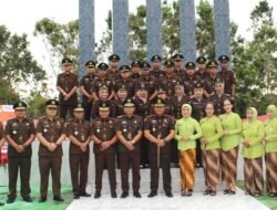 Kejari Mura Ziarah di Makam Pahlawan, Peringati HBA ke-64 dan HUT IAD XXIV
