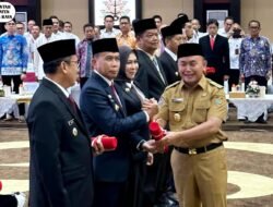 Hermon Terima SK Perpanjangan Pj Bupati Mura