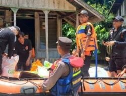 BPBD Mura dan Polsek Permata Intan Serahkan Bantuan Untuk Korban Banjir di Desa Tumbang Salio