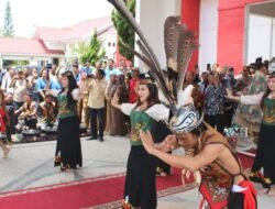 Bupati dan Wakil Bupati Mura Disambut Ritual Adat Dayak