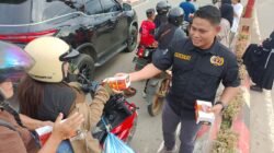 PWI Mura Bagi Bagi Takjil Kepada Pengendara di Jalan Raya