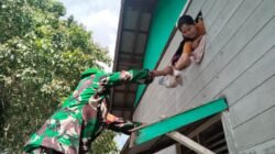 Perduli Banjir Danramil 1013-07/Murung Beserta Anggota Bagi Nasi Bungkus Kepada Warga