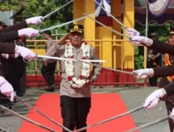 Polres Mura Sambut Kapolres Baru lewat Tradisi Pedang Pora