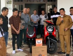 Komitmen Pemda Mura, Bupati Serahkan Bonus Kendaraan bagi Atlet Catur