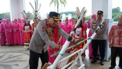 Ketua DPRD H. Rumiadi Apresiasi Prosesi Adat Dayak dalam Penyambutan Kapolres Murung Raya